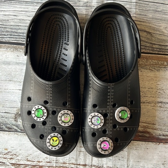 Men’s Crocs Ron English Black with Fun Charms Size-11 - Picture 1 of 11